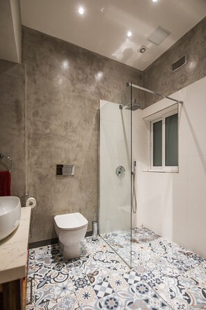 Dusche, Haartrockner, Handtücher, Toilettenpapier