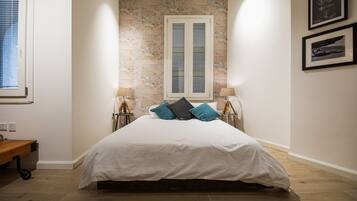 Työpöytä, silitysrauta/-lauta, ilmainen Wi-Fi, vuodevaatteet