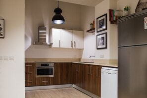 Kühlschrank, Ofen, Geschirrspüler, Wasserkocher mit Kaffee-/Teezubehör