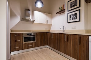Fridge, oven, dishwasher, coffee/tea maker