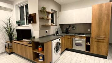 Fridge, oven, coffee/tea maker, electric kettle