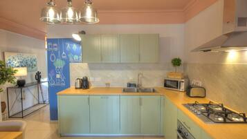 Jääkaappi, mikroaaltouuni, uuni, astianpesukone