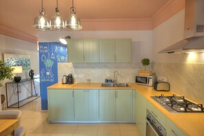 Geladeira, micro-ondas, fogão, lava-louças