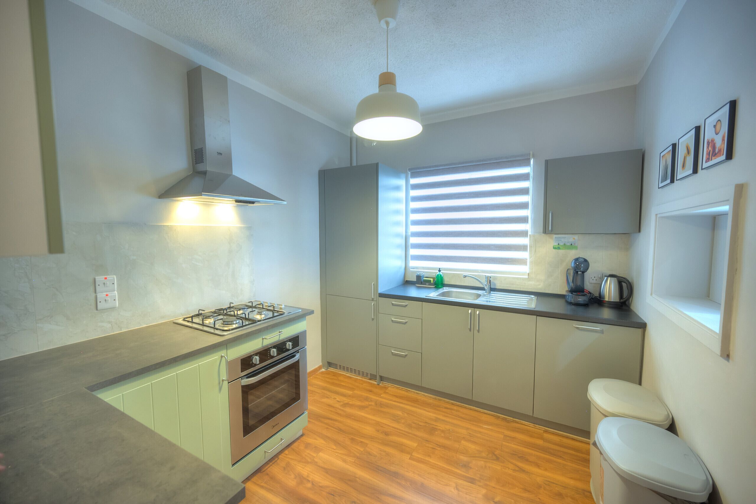 Kühlschrank, Mikrowelle, Ofen, Geschirrspüler