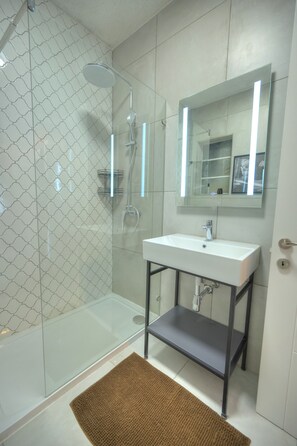 Douche, séchoir à cheveux, serviettes fournies, papier de toilette