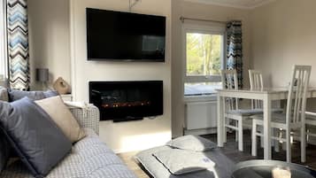 Télévision, cheminée, chaßne hi-fi