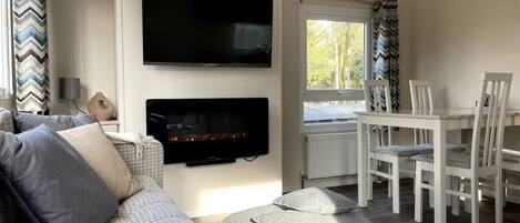 Fernseher, Kamin, Stereoanlage