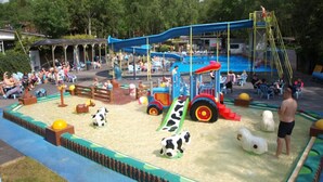 A water park with a pool, slides, and play structures. - New luxury chalet at 't Veluws Hof AC/kids++/wifi (Hoenderloo)