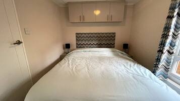 2 slaapkamers, een bureau, reisbedje, wifi