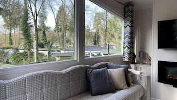 Fernseher, Kamin, Stereoanlage
