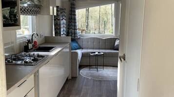 Een koelkast, een magnetron, een kookplaat, een vaatwasser