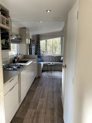 Fridge, microwave, stovetop, dishwasher