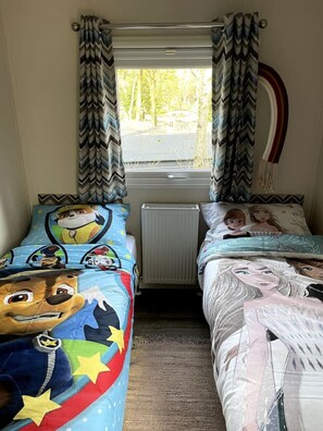 2 bedrooms, desk, travel cot, WiFi