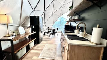 Kühlschrank, Mikrowelle, Wasserkocher mit Kaffee-/Teezubehör