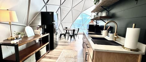 Frigorífico, microondas y cafetera o tetera