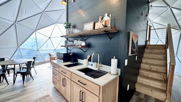 Kühlschrank, Mikrowelle, Wasserkocher mit Kaffee-/Teezubehör