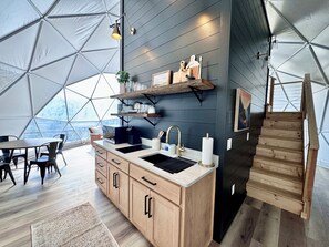 Een koelkast, een microgolfoven, een koffiezetapparaat/waterkoker