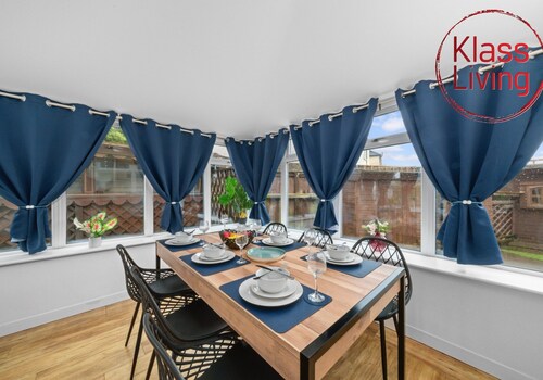 Modern 3 bedroom house with private parking, modern kitchen and easy access around Glasgow