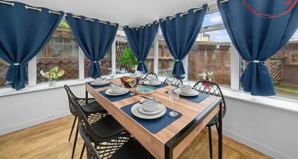 Modern 3 bedroom house with private parking, modern kitchen and easy access around Glasgow