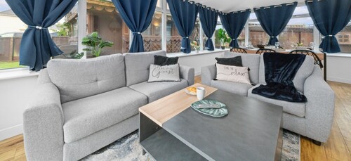 Modern 3 bedroom house with private parking, modern kitchen and easy access around Glasgow