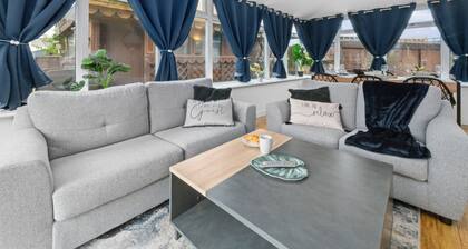 Modern 3 bedroom house with private parking, modern kitchen and easy access around Glasgow