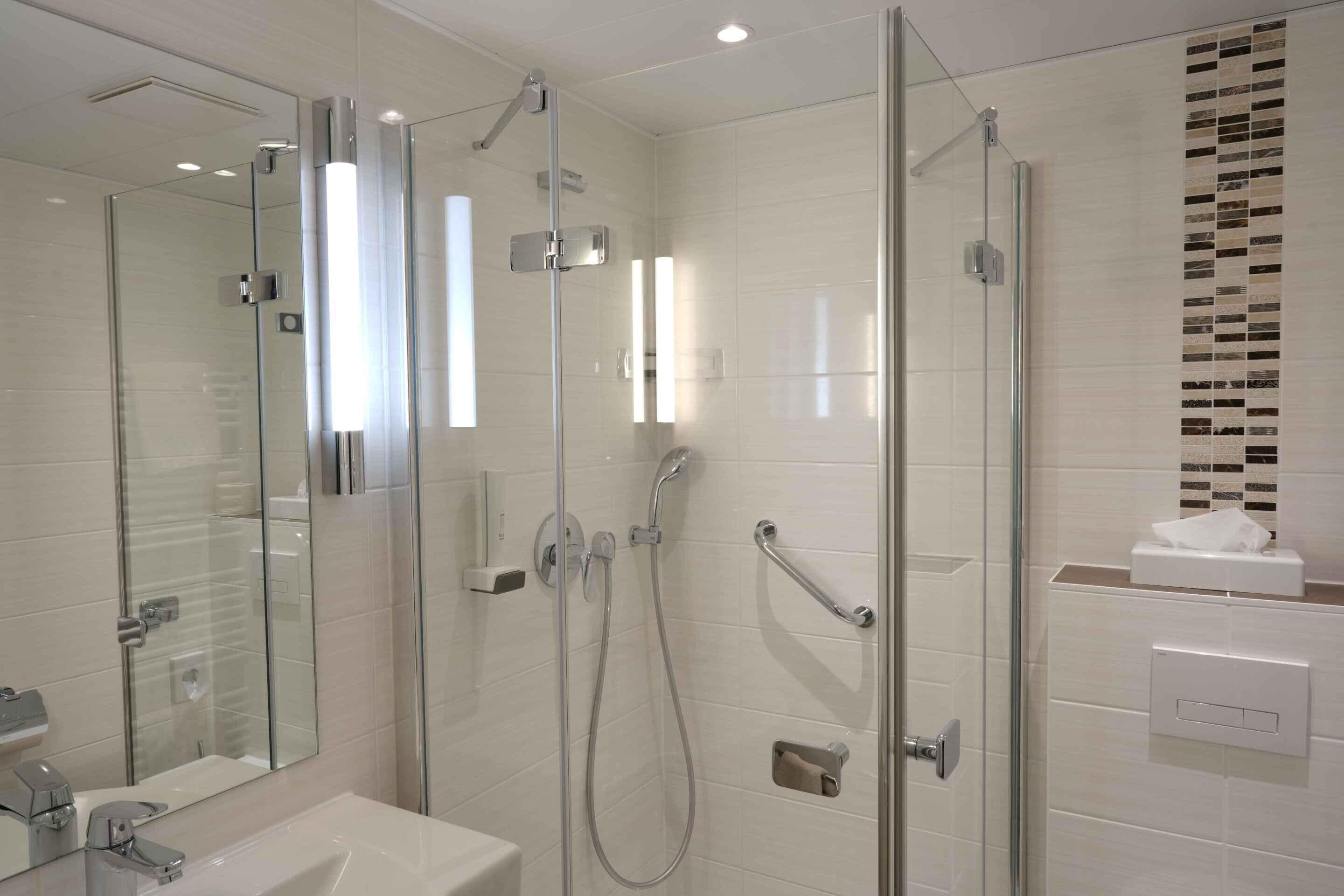Comfort-Doppelzimmer, eigenes Bad | Badezimmer | Kostenlose Toilettenartikel, Haartrockner, Handtücher, Seife