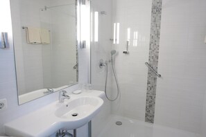Free toiletries, hair dryer, towels, soap - G. Hotel Müller (Lichtenfels)