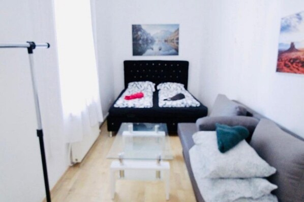 1 bedroom, bed sheets