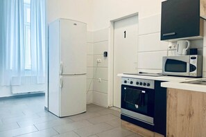 Refrigerador, horno, parrilla de estufa y tetera eléctrica 