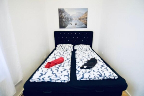 1 bedroom, bed sheets