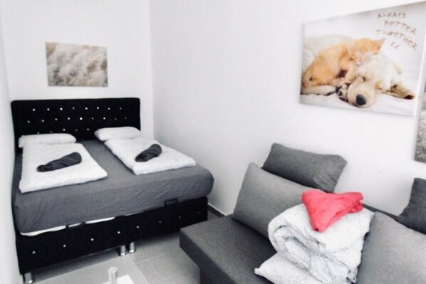 1 bedroom, bed sheets