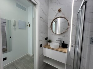 Haartrockner, Handtücher, Toilettenpapier