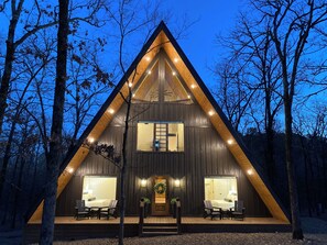 Exterior - New Aframe Cabin/7 Arcades/HotTub/FirePit/Movie Screen/Stargazing Hammock/ (Broken Bow)