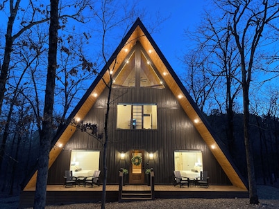 New Aframe Cabin/7 Arcades/HotTub/FirePit/Movie Screen/Stargazing Hammock/
