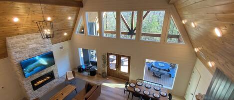 智能电视、壁炉、电子游戏、书