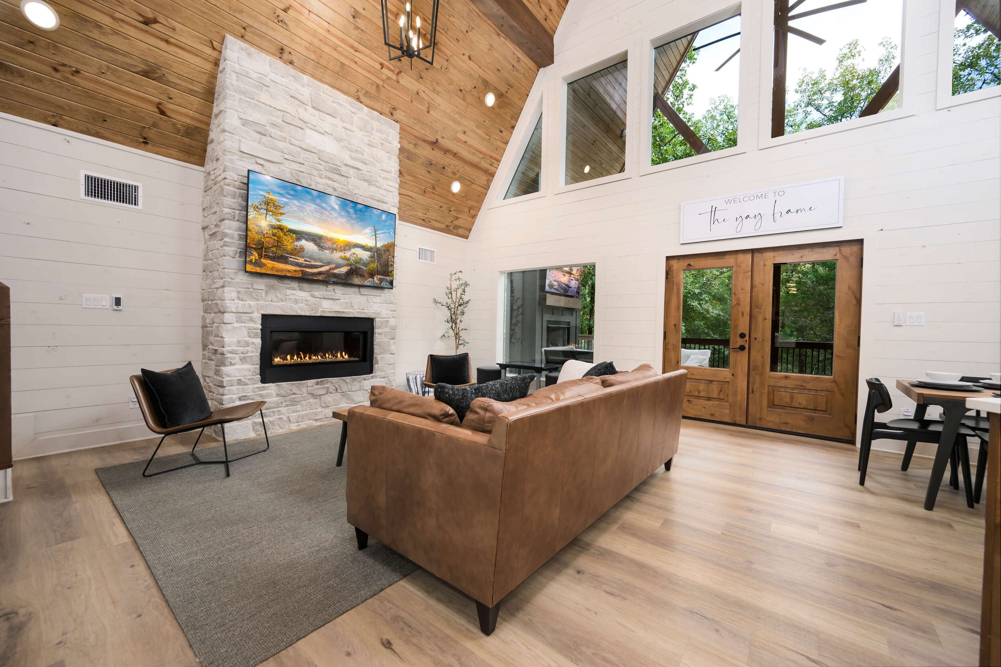 تلفزيون ذكي، مدفأة، ألعاب فيديو، كُتُب