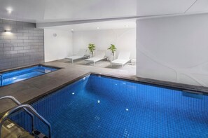 Una piscina cubierta