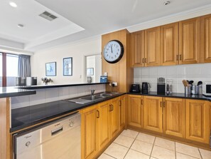 Kylskåp, mikrovågsugn, ugn och spishäll