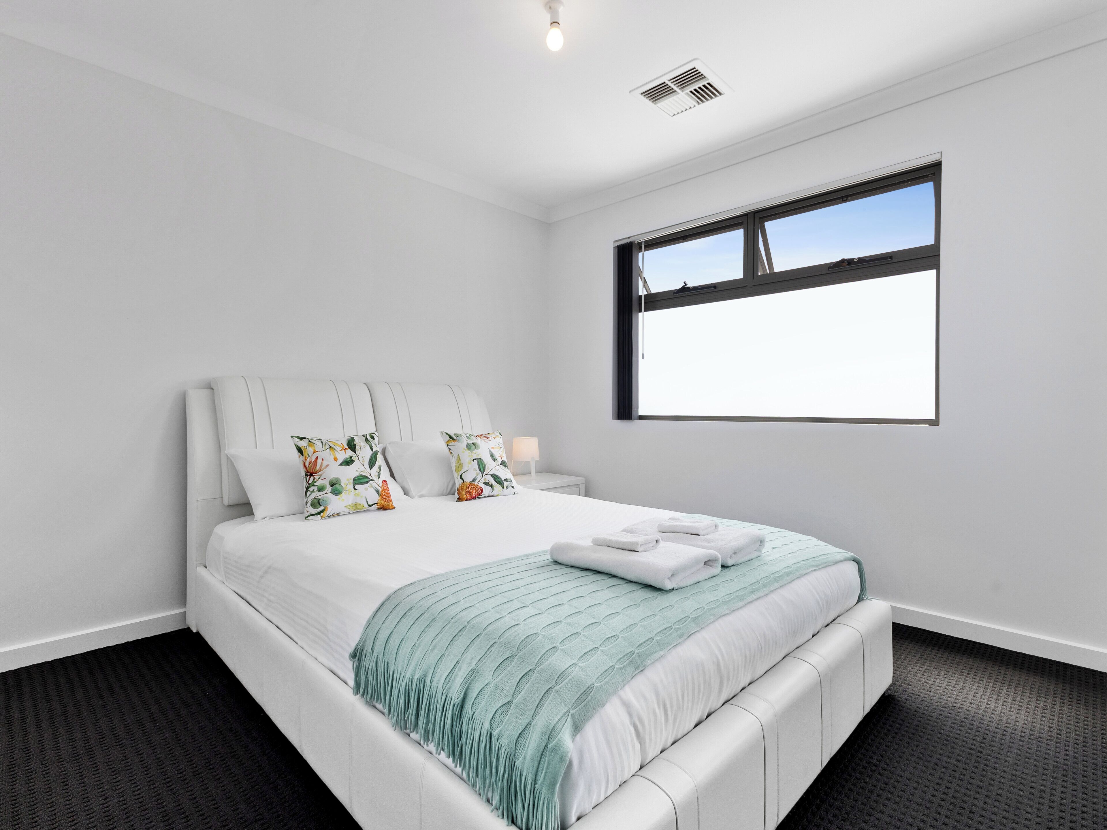 2 habitaciones, tabla de planchar con plancha, cuna de viaje y wifi 