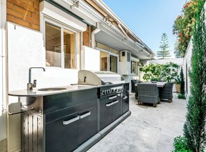 Outdoor dining - Swainson on Penzance (Glenelg)