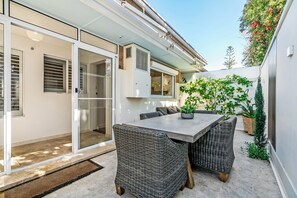 Outdoor dining - Swainson on Penzance (Glenelg)