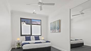 4 habitaciones, tabla de planchar con plancha, cuna de viaje y wifi