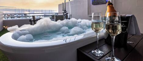 Tina de hidromasaje al aire libre