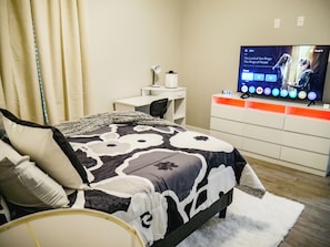 2 habitaciones, caja de seguridad en la habitación y escritorio 