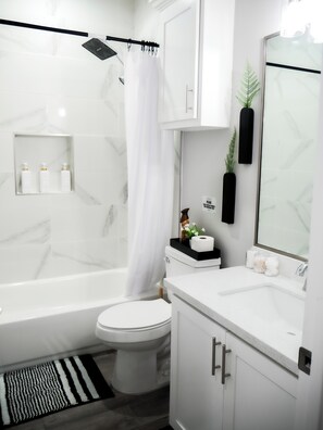 Hair dryer, towels, soap, shampoo - Modern 2-bed, 2-bath home with WiFi, Smart TVs, coffee, tea, and cereal included (Weslaco)