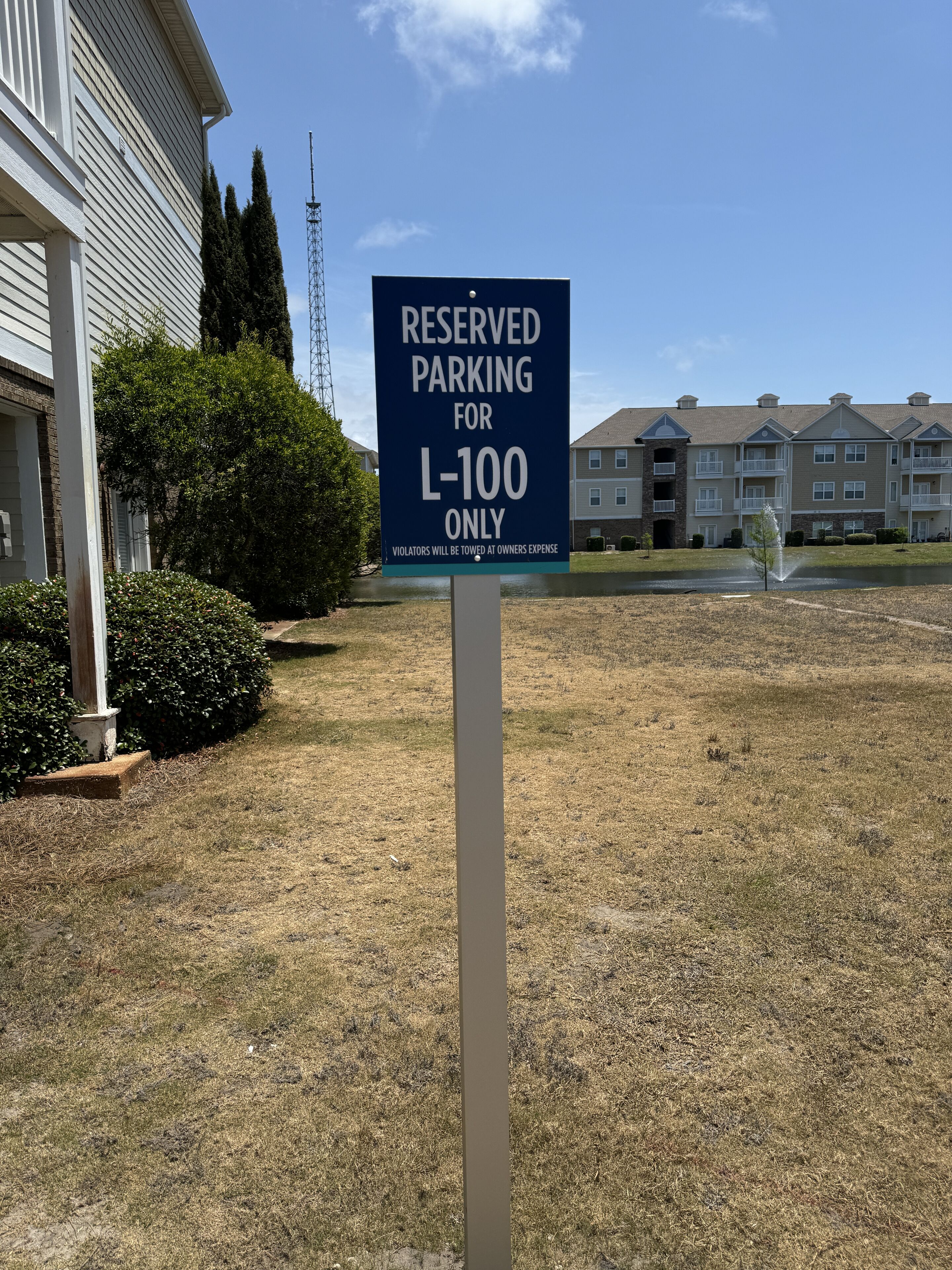 Ein Schild, das reservierte Parkplätze ausschließlich für Fahrzeuge vom Typ L-100 kennzeichnet.