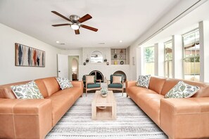 TV, fireplace - Sweet Spring Vacation with Gameroom Pool TIKI Bar (Houston)