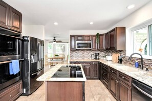 Køleskab, mikrobølgeovn, ovn, kogeplade