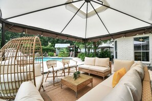 Terrace/patio - Sweet Spring Vacation with Gameroom Pool TIKI Bar (Houston)