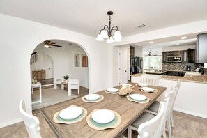 Dining - Sweet Spring Vacation with Gameroom Pool TIKI Bar (Houston)